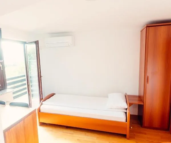 Frankovic לינה וארוחת בוקר 3*